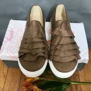 Brinley Co. Faux Suede Slip-on Ruffle Sneak Sz 9